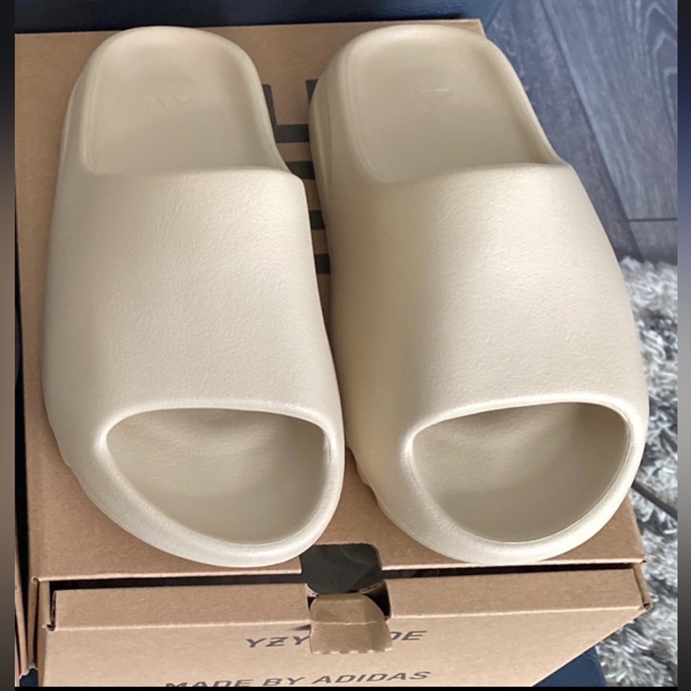 BNIB Yeezy Slide in Bone. Never worn. Size Men’s 4 (fits women’s 5.5/6)